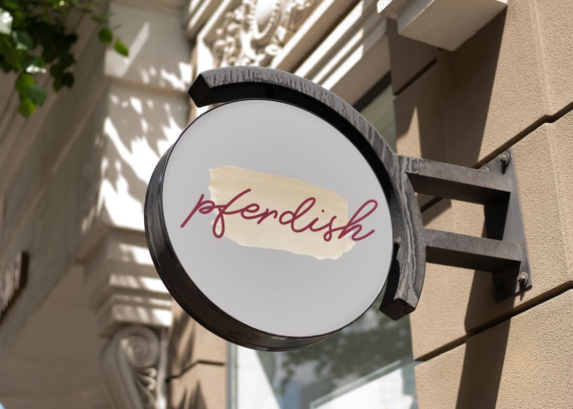 Pferdish Über Uns Bild Hängeschild an Steinwand mit Schriftzug pferdish