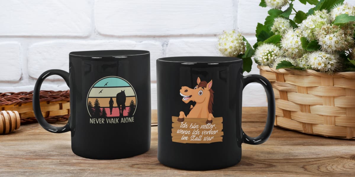 Zwei Tassen auf Küchentisch mit Pferdemotiv