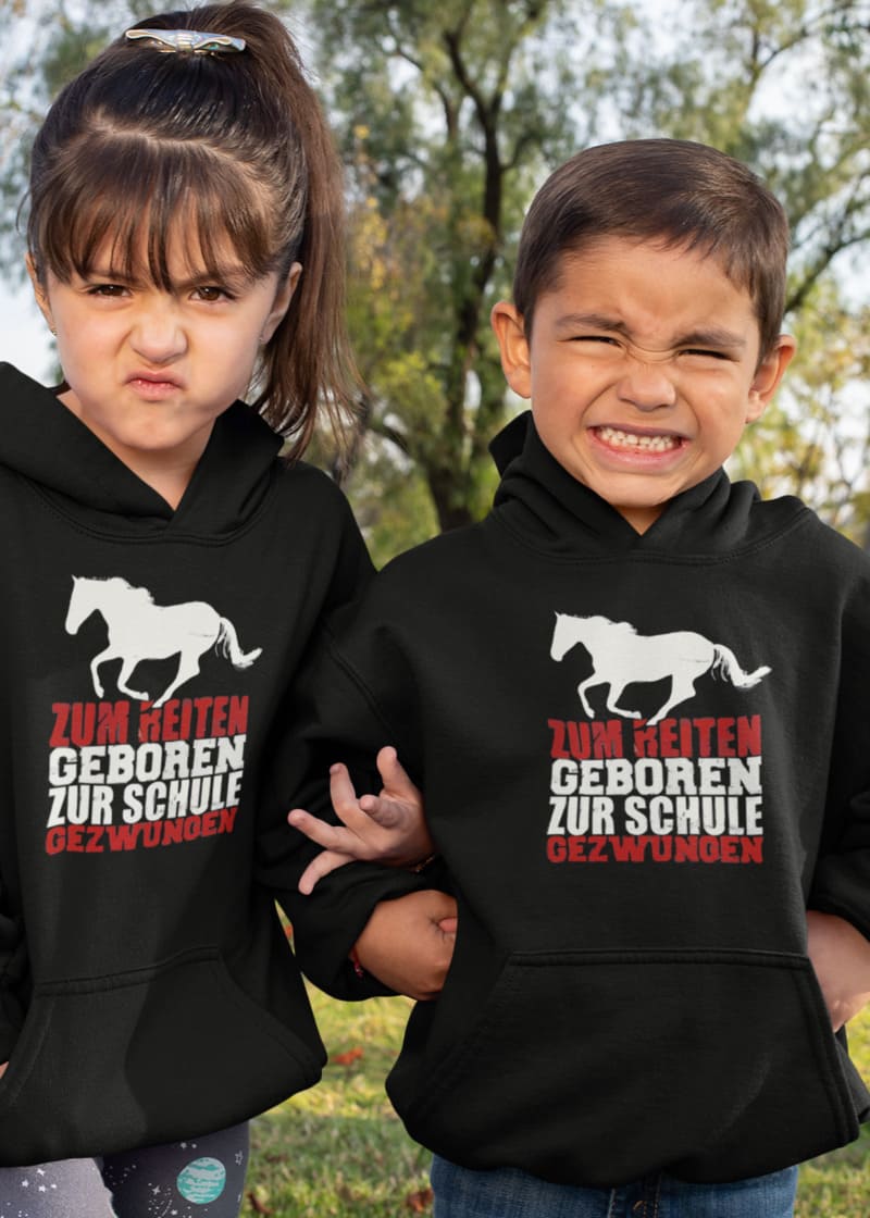 Pferdish Kategoriebild Kinderpullover, Kinder in der Natur mit Pullover mit Pferdemotiv