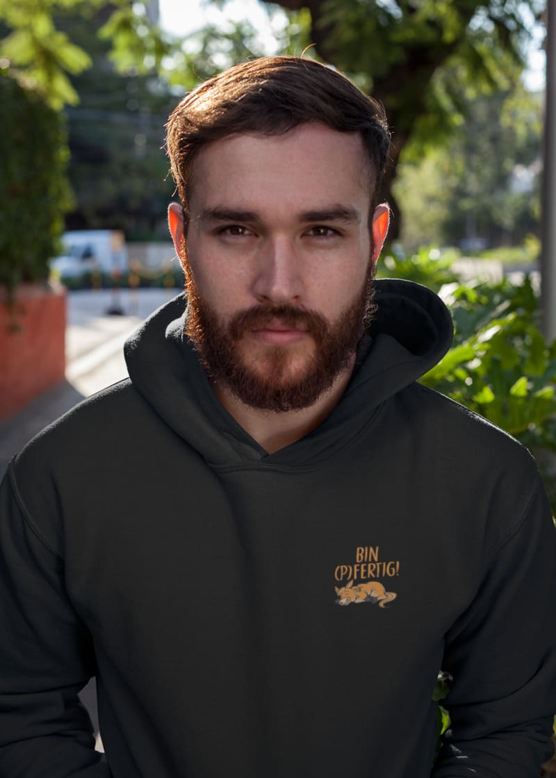 Pferdish Kategoriebild Kerlehoodies Mann liegend im Gras mit Pullover mit Pferdespruch