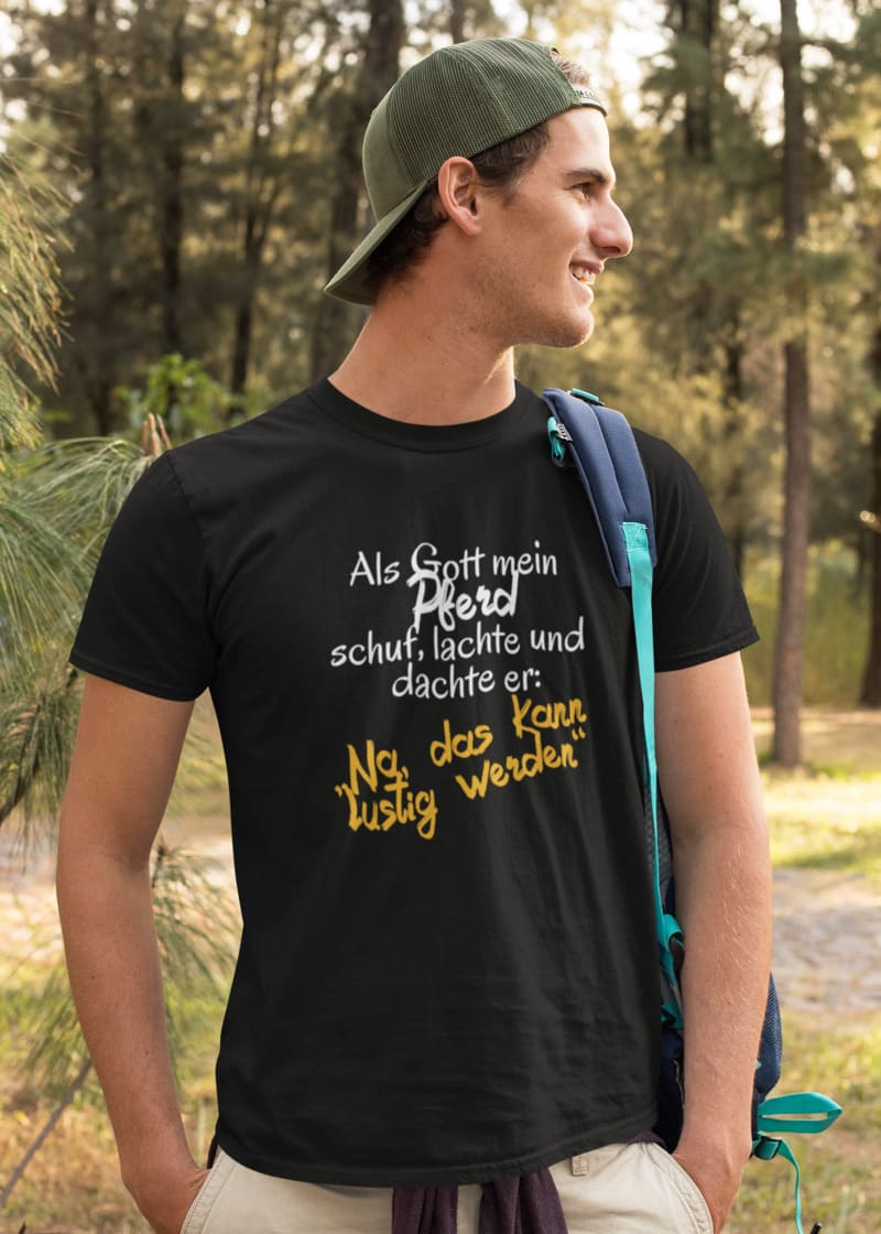 Pferdish Kategoriebild Kerleshirts Mann in der Natur mit T-Shirt mit Pferdemotiv